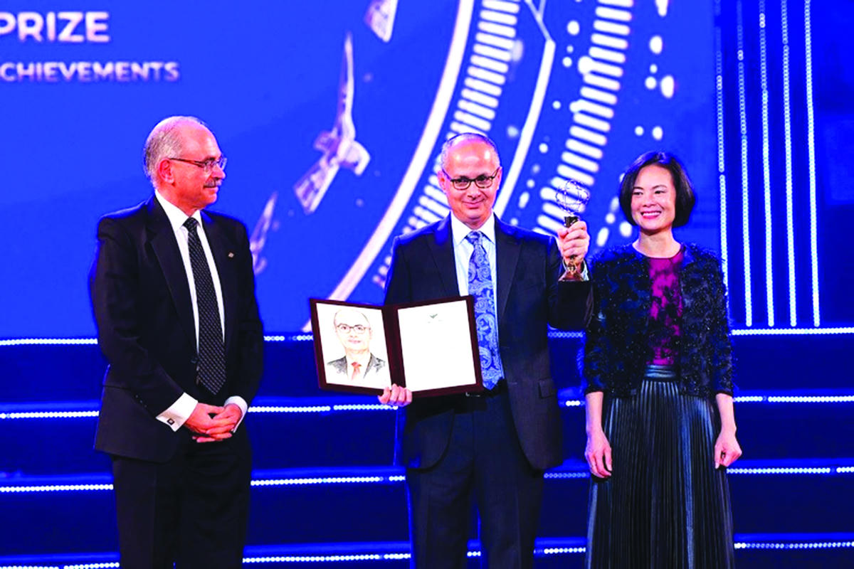 GS Nguyễn Thục Quyên (phải) trao Giải Đặc biệt VinFuture 2025 dành cho nhà khoa học đến từ các nước đang phát triển cho GS. Maria Esperanza Martínez-Romero (Mexico).