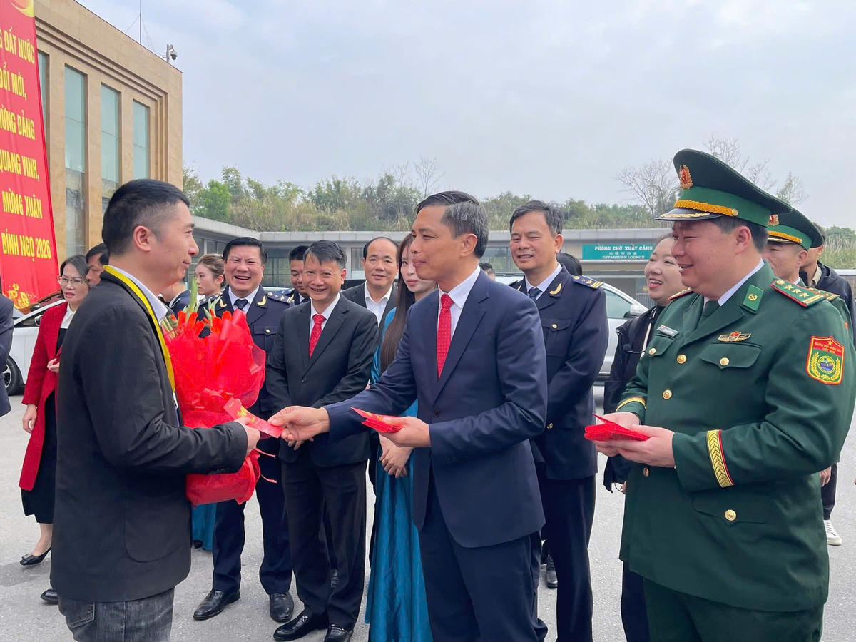 Phó Chủ tịch Thường trực UBND tỉnh Quảng Ninh Vũ Văn Diện tặng lì xì và chúc mừng năm mới du khách.