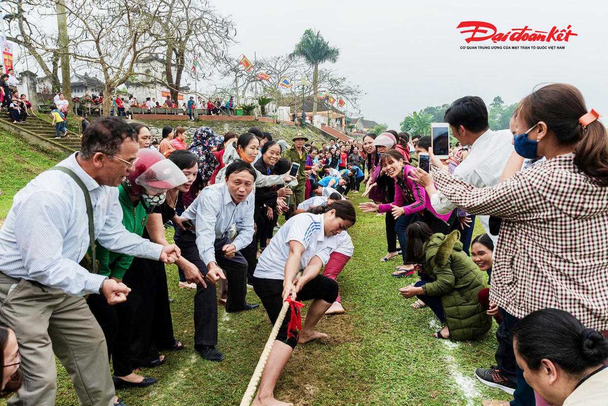 Các thôn, xóm thi kéo co tại Lễ hội đền Bạch Mã. 