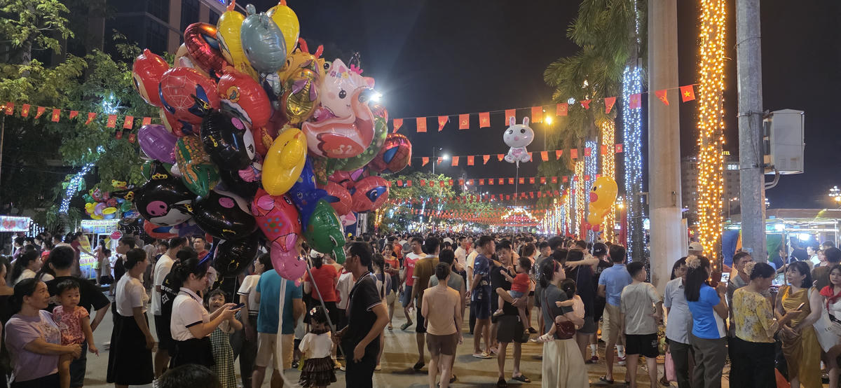 Không khí náo nức chờ đón thời khắc giao thừa tại khu phố đi bộ, Quảng trường Lam Sơn, phường Hạc Thành của hàng nghìn người dân Thanh Hóa. Ảnh: Nguyễn Chung.