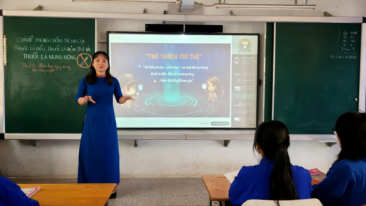 Cô Nguyễn Thị Ngân triển khai giải pháp tới học sinh Trường THPT Long Hòa.