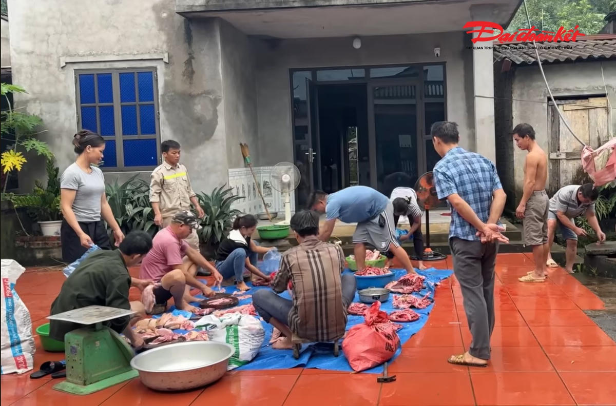 Tục lệ "ăn đụng lợn" Tết trở thành nét đẹp văn hóa của cộng đồng người Dao. Ảnh: Anh Toán.