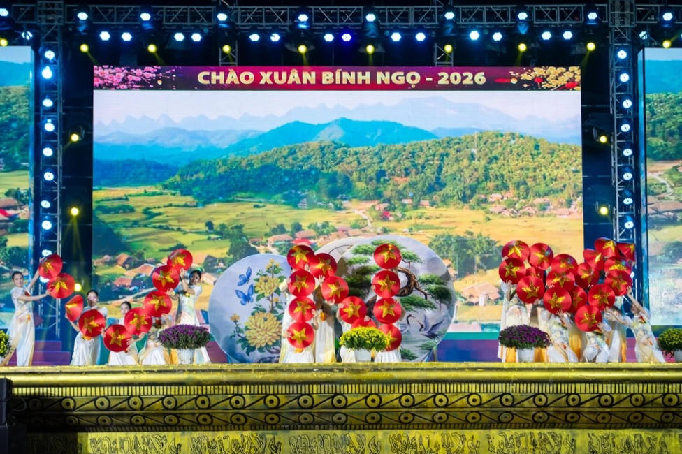 Tối 16/2, tại quảng trường Lam Sơn (phường Hạc Thành), Sở Văn hóa, Thể thao và Du lịch Thanh Hóa tổ chức chương trình nghệ thuật 'chào Xuân Bính Ngọ - 2026' với chủ đề 'Xuân về trên quê hương'. Ảnh: Hoàng Sơn