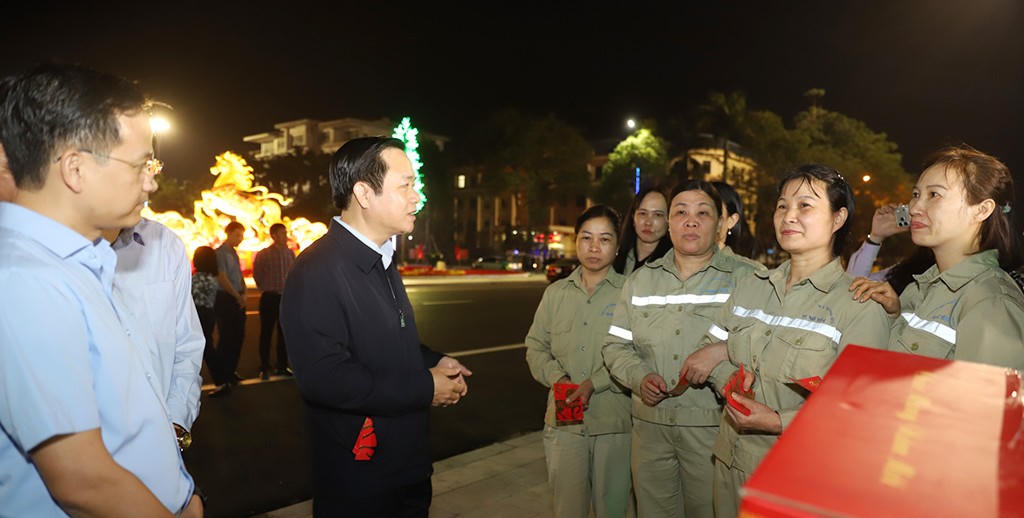 Chủ tịch UBND tỉnh Hưng Yên Phạm Quang Ngọc thăm hỏi, động viên, chúc tết các công nhân làm nhiệm vụ vệ sinh môi trường trong đêm Giao thừa. Ảnh: Báo Hưng Yên.