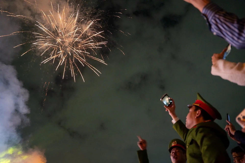 Trong thời khắc giao thừa thiêng liêng, bầu trời quảng trường Lam Sơn rực sáng với màn pháo hoa chào đón năm mới, mở ra niềm tin và kỳ vọng về một năm mới thịnh vượng, phát triển. Ảnh: Hoàng Sơn.