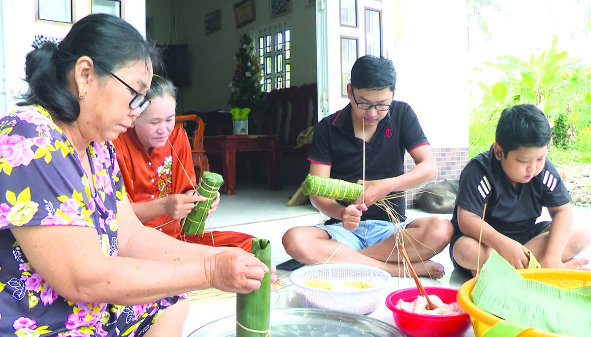 Cứ mỗi độ Tết đến, gia đình bà Nguyễn Thị Hương (ấp Trà Hất, xã Vĩnh Lợi, tỉnh Cà Mau) lại tất bật với công việc gói bánh tét.