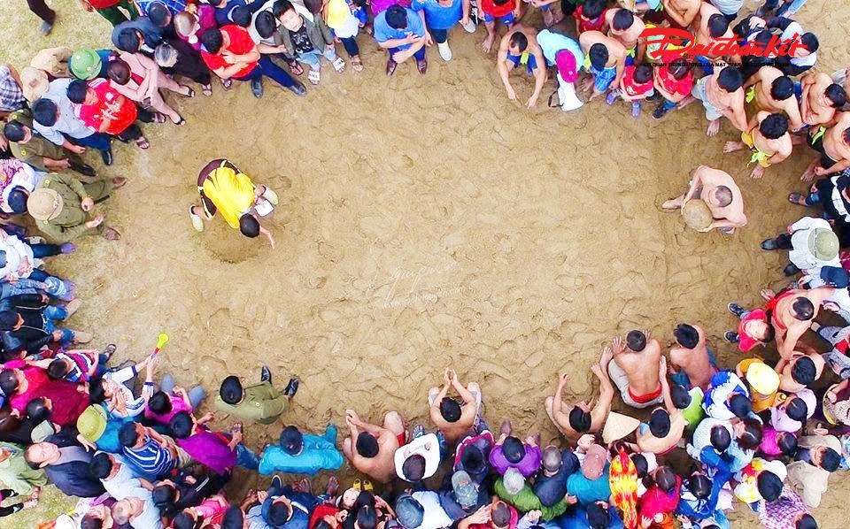 Mỗi độ đầu Xuân, Lễ hội Đền Bạch Mã lại tưng bừng diễn ra vào ngày 9 và 10/2 Âm lịch, thu hút hàng vạn du khách thập phương. Ảnh: TL.