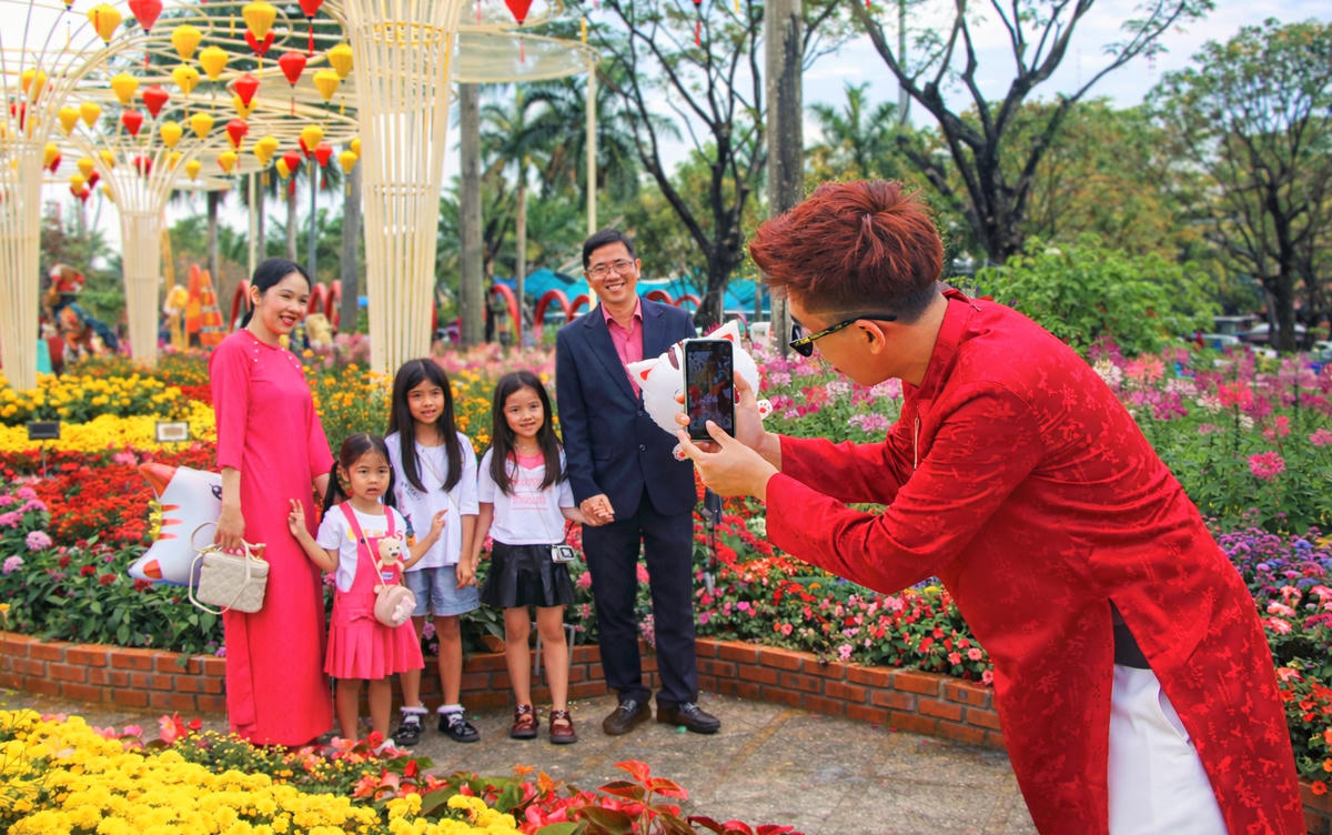 Nhiều gia đình check in lưu khoảnh khắc du xuân đầu năm mới 2026. Ảnh: Nguyễn Tín.