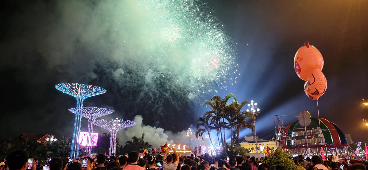 Màn pháo hoa rực rỡ báo hiệu thời khắc giao thừa, chào năm mới... Ảnh: Nguyễn Chung.