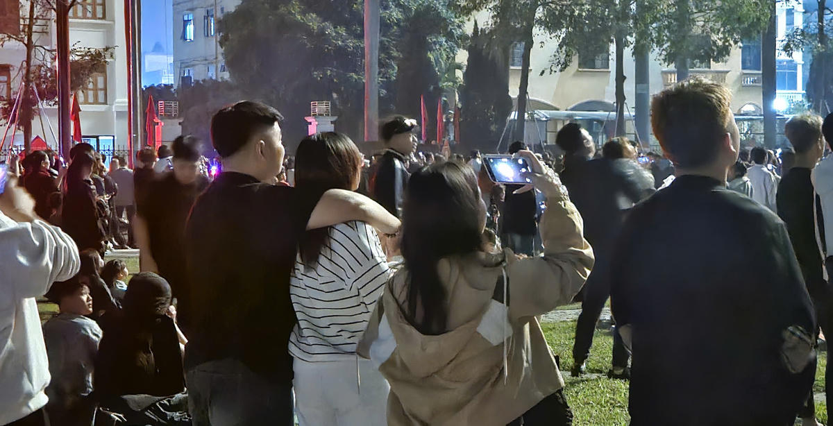 Giới trẻ ở Hưng Yên chọn "xuống phố" trong đêm Giao thừa để trực tiếp cảm nhận sự thay đổi của thiên nhiên, đất trời. Ảnh: CTV