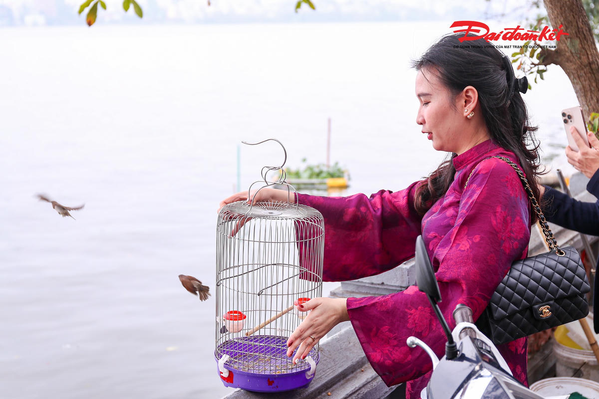 Sáng mùng 1 Tết, bên cạnh việc dâng hương lễ Phật, không ít gia đình còn làm lễ phóng sinh, thả cá, thả chim với mong muốn cầu bình an, tích thêm thiện lành đầu năm.