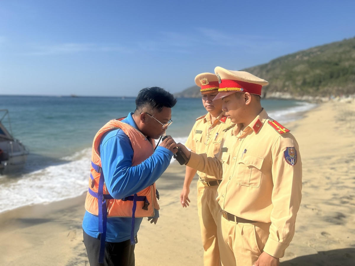 Đội Cảnh sát đường thủy, thuộc Phòng CSGT Công an tỉnh Gia Lai kiểm tra phương tiện, lái tàu tại bãi Nồm, phường Quy Nhơn Đông.