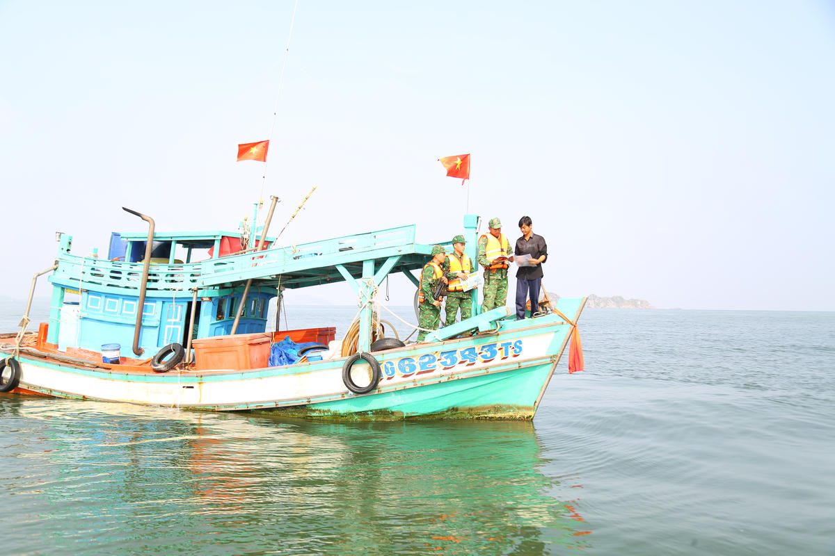 “Đơn vị đã xây dựng và triển khai kế hoạch cao điểm đấu tranh phòng, chống tội phạm, buôn lậu, gian lận thương mại và hàng giả trước, trong và sau tết. Để đảm bảo an ninh trật tự trên bờ, trên biển cũng như phòng chống IUU, đơn vị đã xây dựng kế hoạch phối hợp với công an xã, xã đội… triển khai trước trong và sau Tết. Ngoài ra, hàng ngày, đơn vị cũng phối hợp với Hải đội 2, lực lượng kiểm ngư, công an, quân sự để tăng cường tuần tra trên biển, tuyên truyền cho bà con ngư dân về chấp hành các quy định khi khai thác hải sản trên biển, phòng chống IUU”, Trung tá Lê Văn Cường - Đồn trưởng Đồn Biên phòng Cửa khẩu Cảng Hòn Chông thông tin. (ảnh: Thanh Tiến)