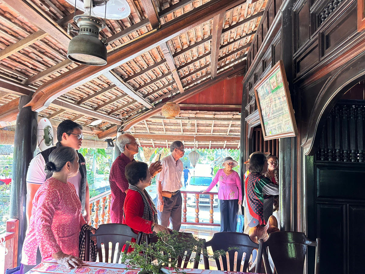 Du khách đến tham quan ngôi nhà cổ của hộ ông Lê Phước Tánh. Ảnh: Trung Ngãi.