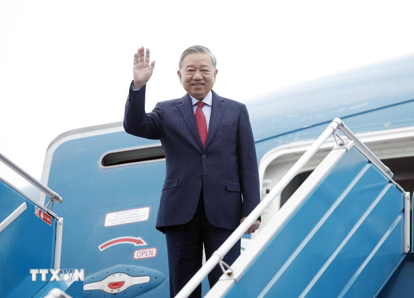 Tổng Bí thư Tô Lâm rời Hà Nội, lên đường tham dự cuộc họp khai mạc Hội đồng Hòa bình về Gaza. (Ảnh: Thống Nhất/TTXVN).