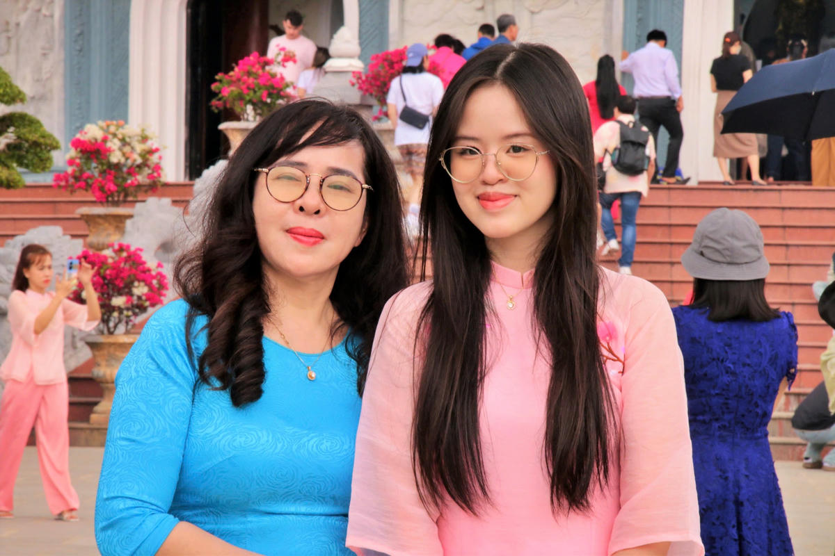 Du khách chụp ảnh lưu niệm tại khu khuôn viên chùa Linh Ứng. Ảnh: CV.