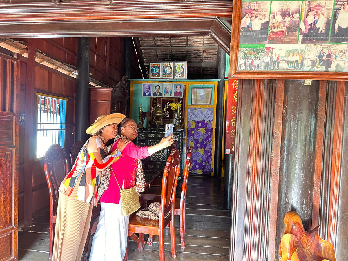 Du khách tham quan chụp ảnh lưu niệm tại ngôi nhà cổ. Ảnh: Trung Ngãi.