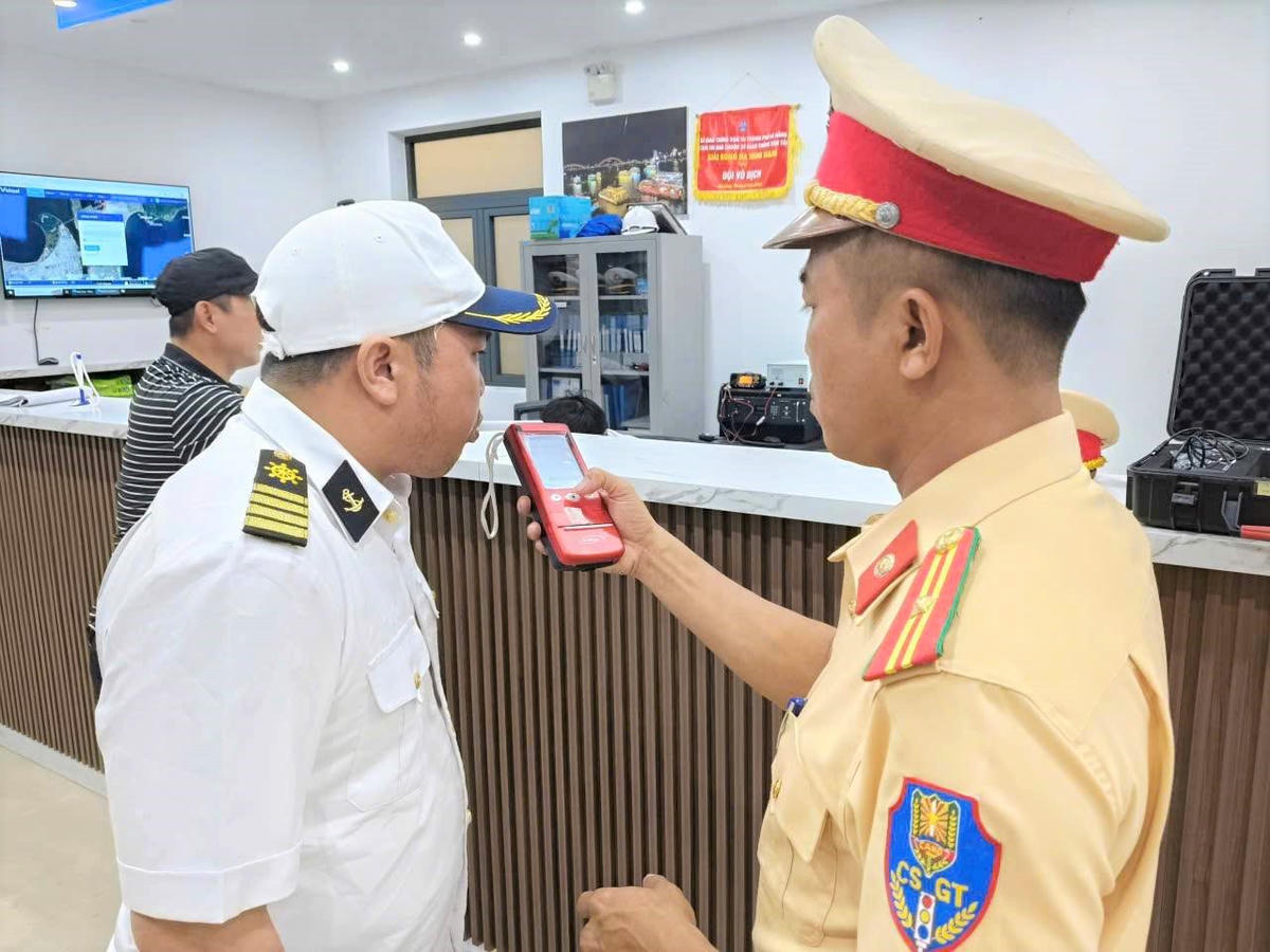 Lực lượng CSGT, Công an TP Đà Nẵng ra quân xử lý nồng độ cồn xuyên Tết. Ảnh: CV.