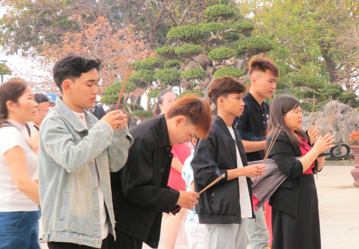 Nhiều bạn trẻ cầu mong bình an đầu năm mới. Ảnh: CV.