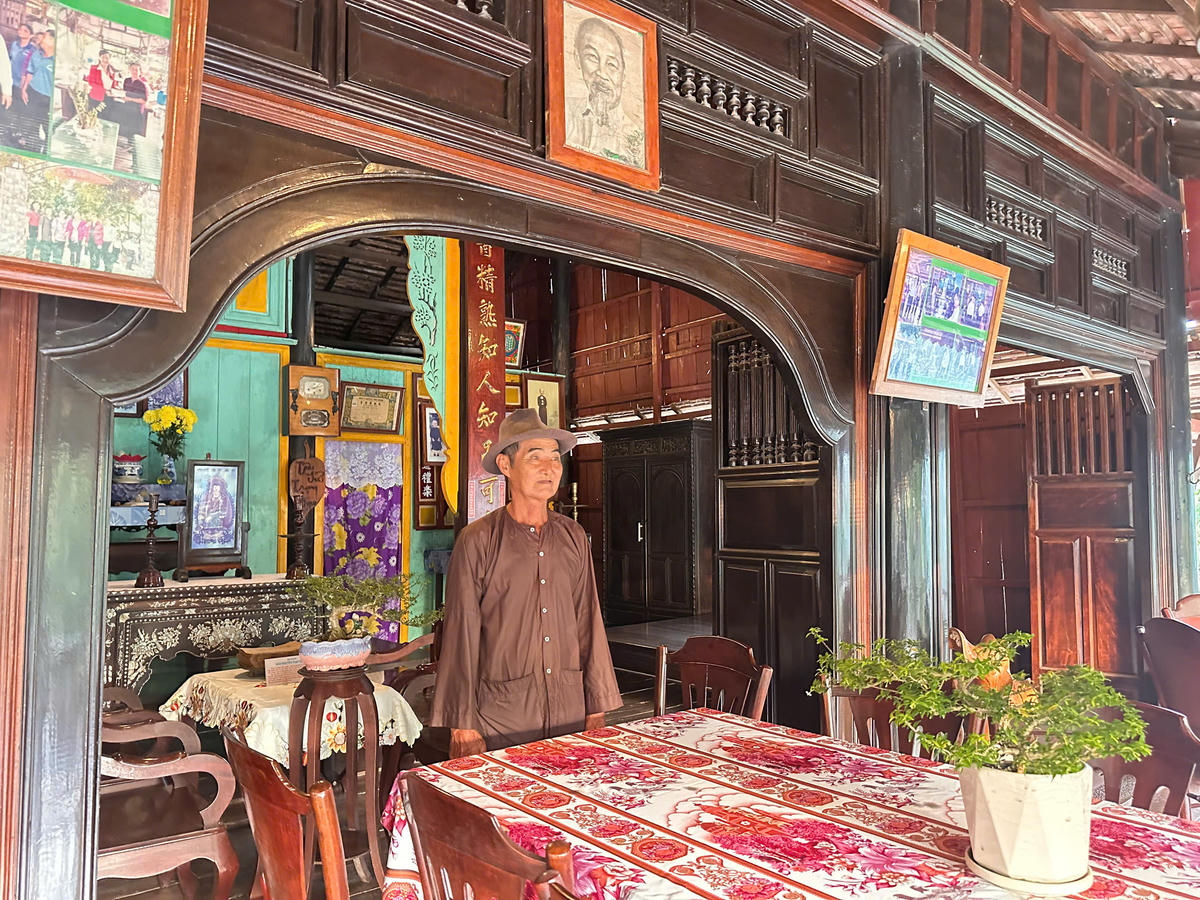 Ông Lê Phước Tánh bên ngôi nhà cổ của họ tộc. Ảnh: Trung Ngãi.