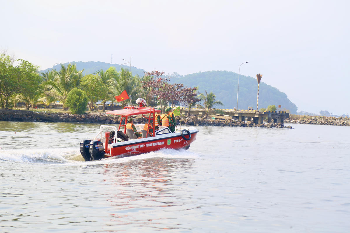 Tại Đồn Biên phòng Cửa khẩu Cảng Hòn Chông (Ban Chỉ huy Bộ đội Biên phòng tỉnh An Giang) không khí trực chiến những ngày Tết luôn được duy trì nghiêm túc với tinh thần sẵn sàng chiến đấu, tuần tra, kiểm soát, bảo vệ chủ quyền lãnh thổ và an ninh biên giới quốc gia. (ảnh: Thanh Tiến)