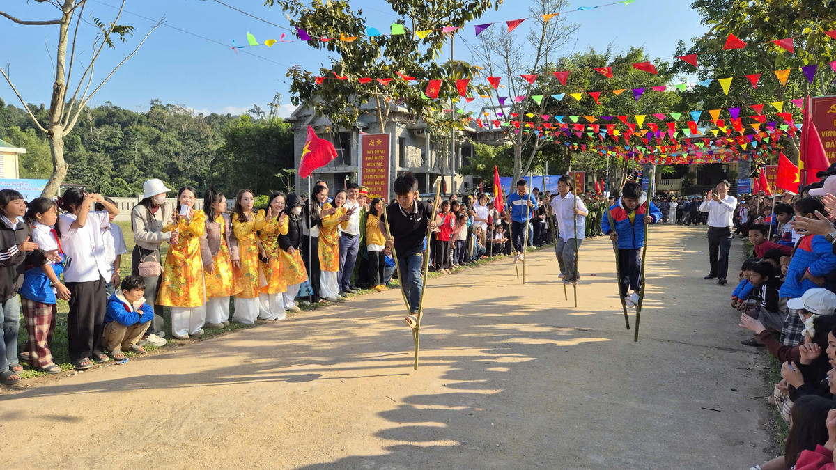 Người dân các bản hào hứng tham gia trò chơi đi cà kheo tại Chương trình "Xuân Biên phòng - Ấm lòng dân bản" Xuân Bính Ngọ 2026.