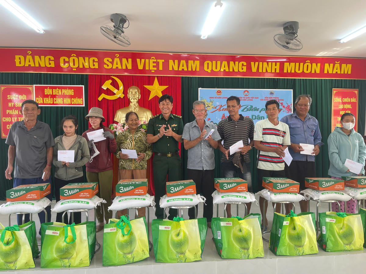 Trung tá Vũ Viện Trường - Phó đồn trưởng Đồn Biên phòng Cửa khẩu Cảng Hòn Chông trao quà tặng các&nbsp;cho hộ nghèo vui xuân đón Tết. (ảnh: BPHC)