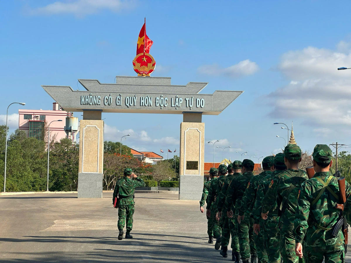 “Một số cán bộ chiến sỹ nhà ở các tỉnh phía Bắc, vợ con ở quê. Mặc dù không về quê ăn Tết cùng gia đình nhưng các cán bộ chiến sỹ vẫn vững tâm công tác và luôn nhận hoàn thành nhiệm vụ được giao”, Thiếu tá Phạm Xuân Nam – Phó đồn trưởng Đồn Biên phòng cửa khẩu Quốc tế Hà Tiên chia sẻ với PV Báo Đại đoàn kết.