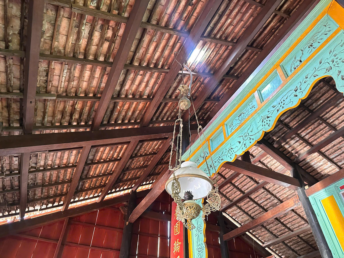 Ông Lê Phước Tánh cho biết, gia đình luôn chú trọng gìn giữ từng chi tiết, từ hệ thống cột kèo gỗ, mái ngói đến nền nhà. Ảnh: Trung Ngãi.