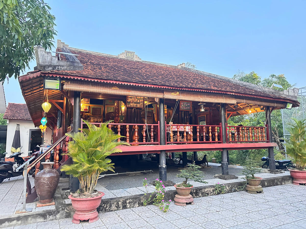 Ngôi nhà cổ hơn 100 năm tuổi hiện vẫn luôn sang đèn. Ảnh: Trung Ngãi.