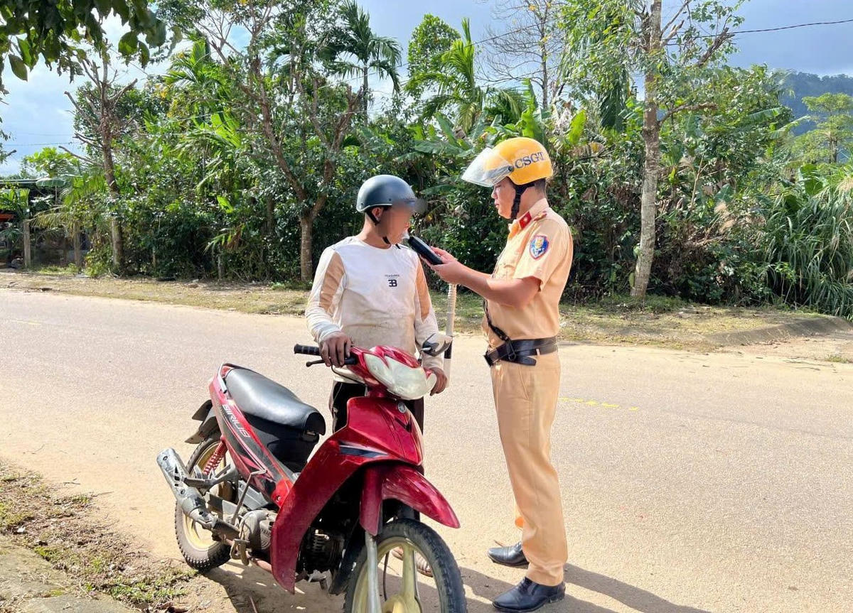 Đa số người dân chấp hành việc đo nồng độ cồn của lực lượng CSGT. Ảnh: CV.