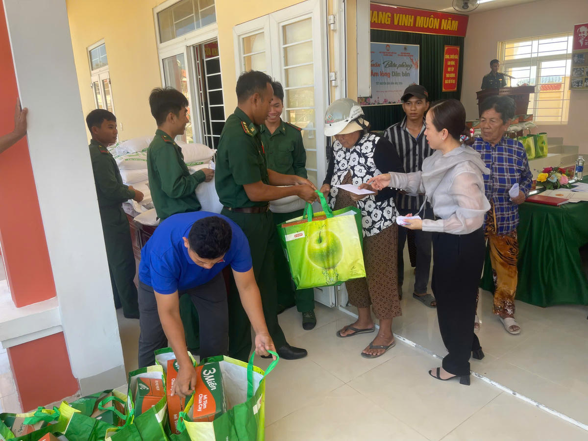 Bên cạnh thực hiện các nhiệm vụ được giao, Đồn Biên phòng Cửa khẩu Cảng Hòn Chông còn chăm lo cho các đối tượng khó khăn trên địa bàn đóng quân. Nhân dịp Tết Nguyên đán, Đồn Biên phòng Cửa khẩu Cảng Hòn Chông phối hợp chính quyền địa phương tổ chức chương trình “Xuân Biên phòng ấm lòng dân bản”, trao 80 suất quà (500.000 đồng/suất) cho hộ nghèo, tặng học bổng cho học sinh có hoàn cảnh khó khăn (1500.000 đồng/suất) và hỗ trợ các đối tượng chính sách.&nbsp;(ảnh: BPHC)