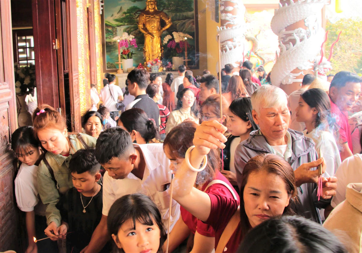 Nhiều người chen lấn dâng hương tại chùa Linh Ứng. Ảnh: CV.