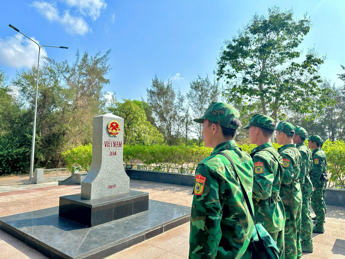 Trong những ngày Tết Nguyên đán 2026, khi nhà nhà sum họp, các cán bộ chiến sỹ Đồn Biên phòng Cửa khẩu Quốc tế Hà Tiên bước vào cao điểm thực hiên nhiệm vụ. Đồn Biên duy trì 17 chốt dọc tuyến biên giới.