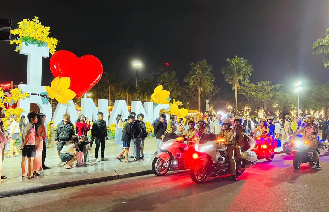 Đội CSGT đường bộ số 2 ra quân xử lý nồng độ cồn ở Quảng trường 24/3, phường Bàn Thạch, TP Đà Nẵng. Ảnh: Chí Đại.