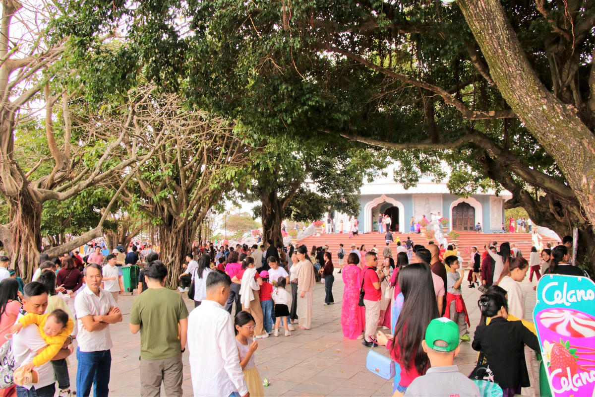 Nhiều người dân du xuân đầu năm mới tại chùa Linh Ứng. Ảnh: CV..