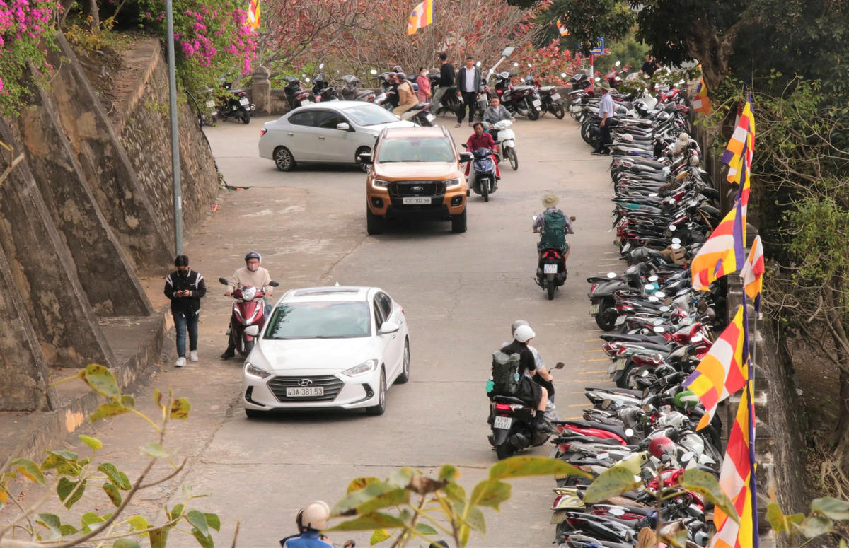 Nhiều phương tiện của người dân đậu đông tại khu khuôn viên chùa Linh Ứng. Ảnh: CV.