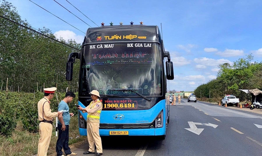 Đội CSGT đường bộ số 1 kiểm tra nồng độ cồn trên tuyến quốc lộ 14 đoạn qua xã Chư Sê, tỉnh Gia Lai. Ảnh: CV.