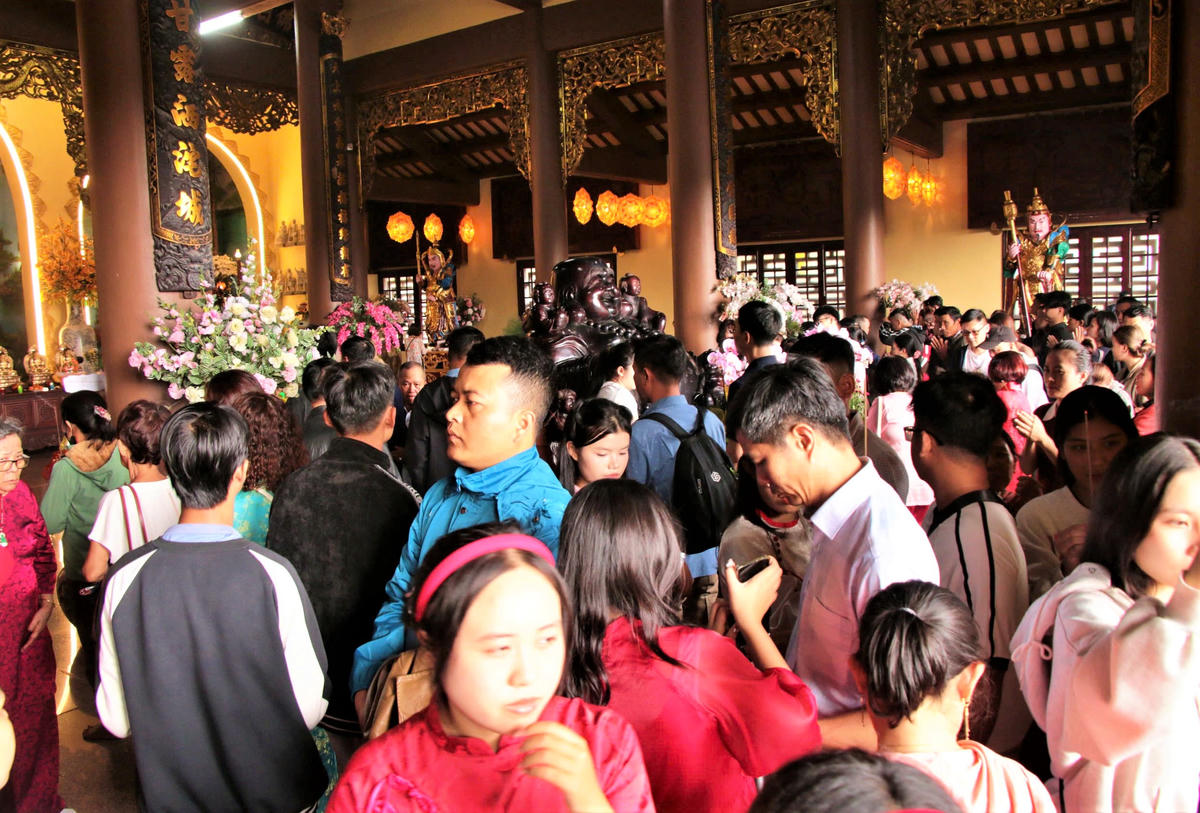 Khu trung tâm chùa Linh Ứng đông người dân đến cầu bình an đầu năm mới. Ảnh: CV.