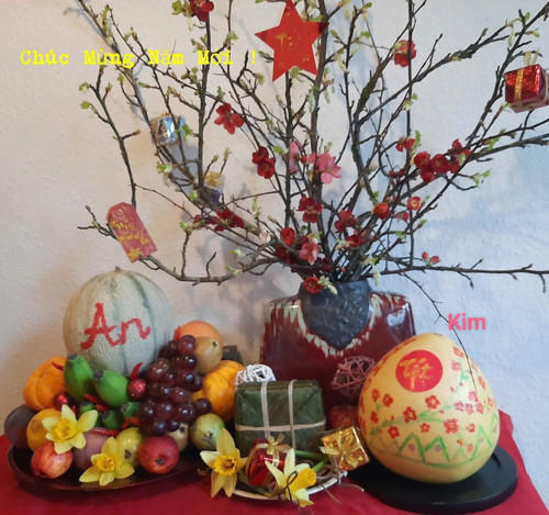 Mâm ngũ quả được chị Kim chuẩn bị để đón Tết Việt ở Anh.