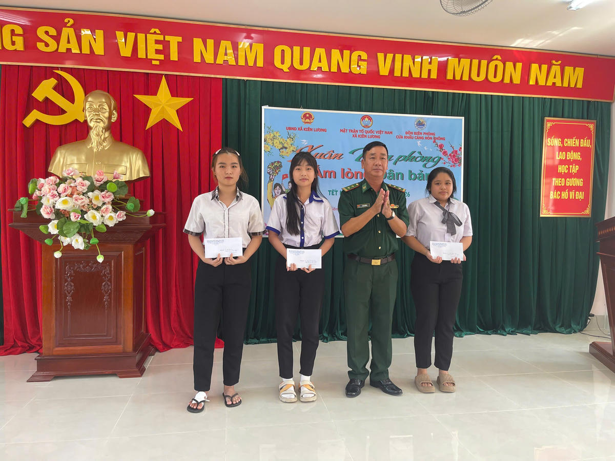 Trung tá Lê Văn Cường - Đồn trưởng Đồn Biên phòng Cửa khẩu Cảng Hòn Chông trao học bổng cho học sinh&nbsp;có hoàn cảnh khó khăn. (ảnh: BPHC)