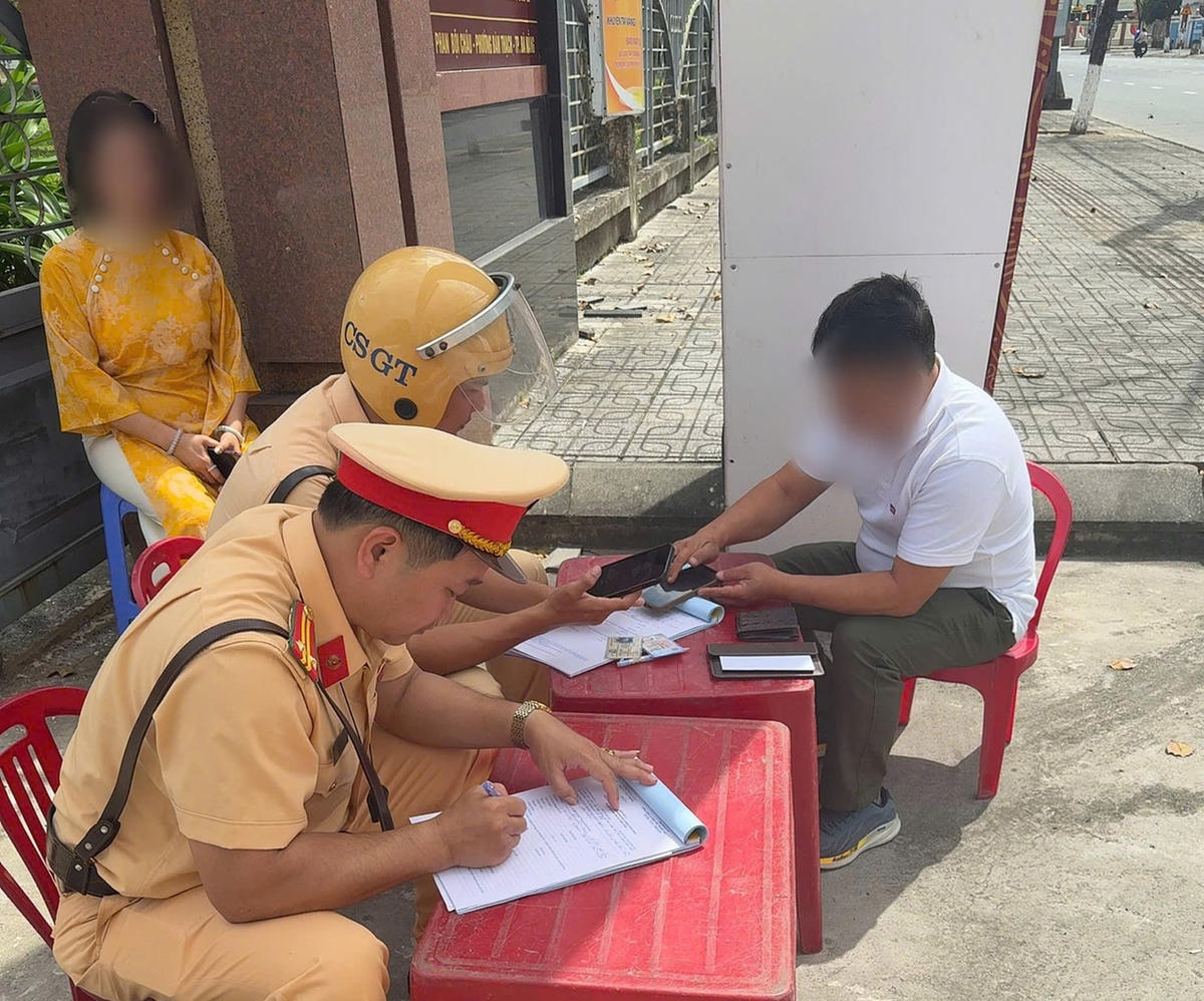 Đội CSGT đường bộ số 2 lập biên bản xử lý vi phạm nồng độ cồn. Ảnh: Tấn Thành.