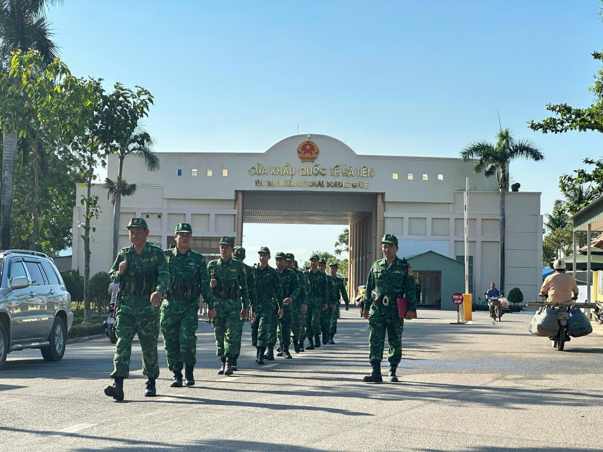 Cửa khẩu Quốc tế Hà Tiên là cửa ngõ giao thương quan trọng giữa Việt Nam với Campuchia và các nước trong khu vực và cũng là bộ mặt tiếp đón các đoàn khách hoạt động đối ngoại, giao lưu văn hóa…&nbsp;(ảnh: BPHT)