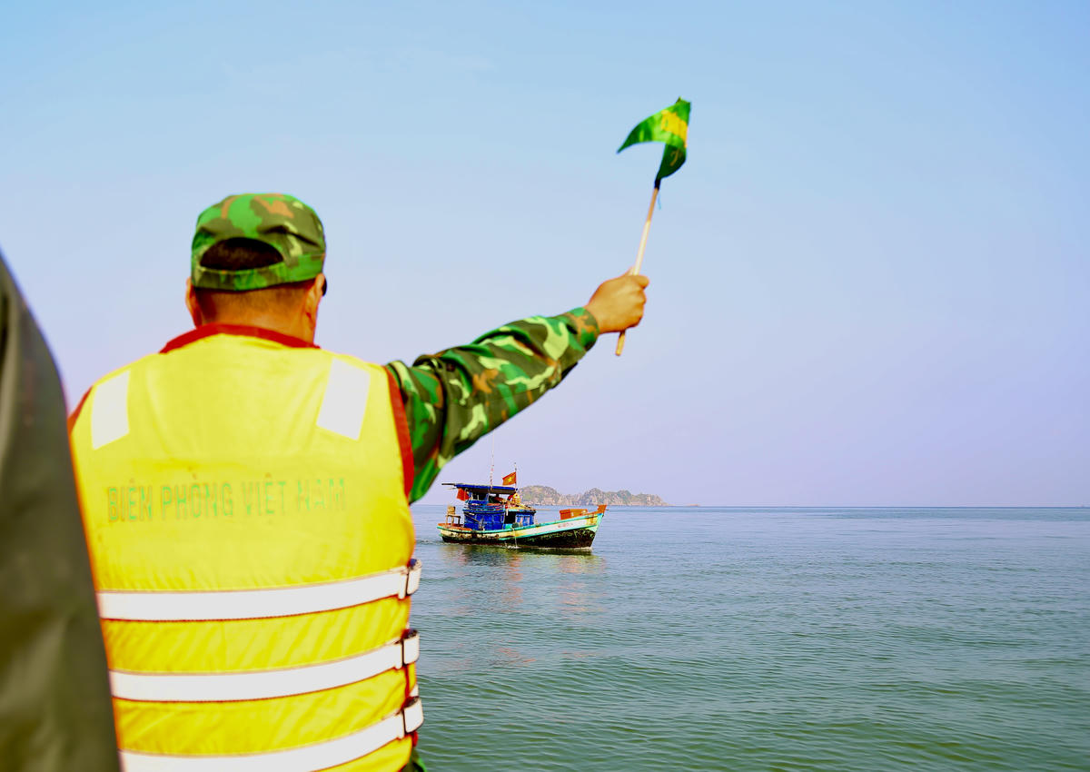 Trung tá Lê Văn Cường - Đồn trưởng Đồn Biên phòng Cửa khẩu Cảng Hòn Chông cho biết, đơn vị quản lý tuyến bờ biển dài 52,3km (với vùng biển rộng khoảng 10.000km²), 52 hòn đảo lớn nhỏ (trong đó, có 19 đảo có dân sinh sống). Đồn có 5 trạm kiểm soát. (ảnh: Thanh Tiến)