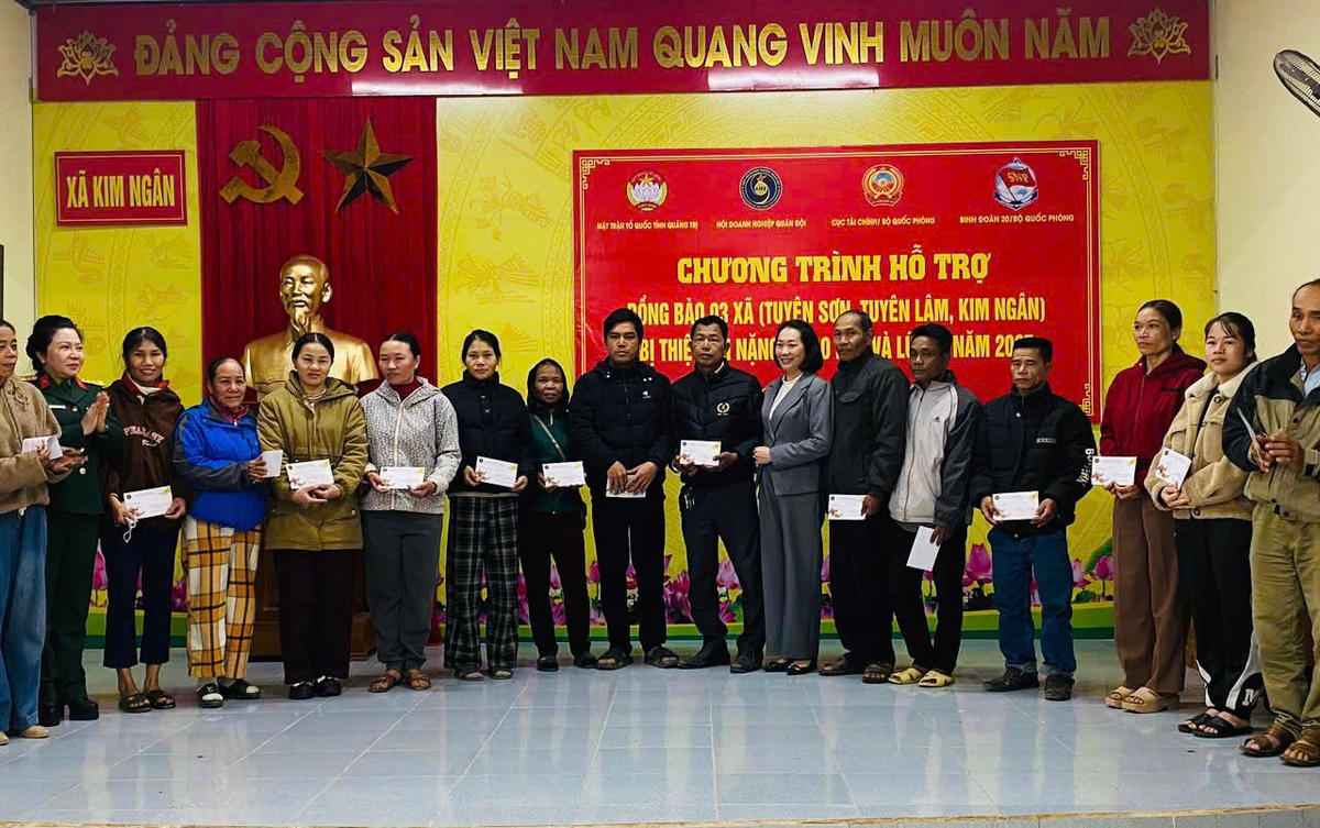 Bà Lê Thị Mỹ Hiền - Phó Chủ tịch Ủy ban MMTQ Việt Nam tỉnh Quảng Trị trao quà tết cho đồng bào tại xã Kim Ngân