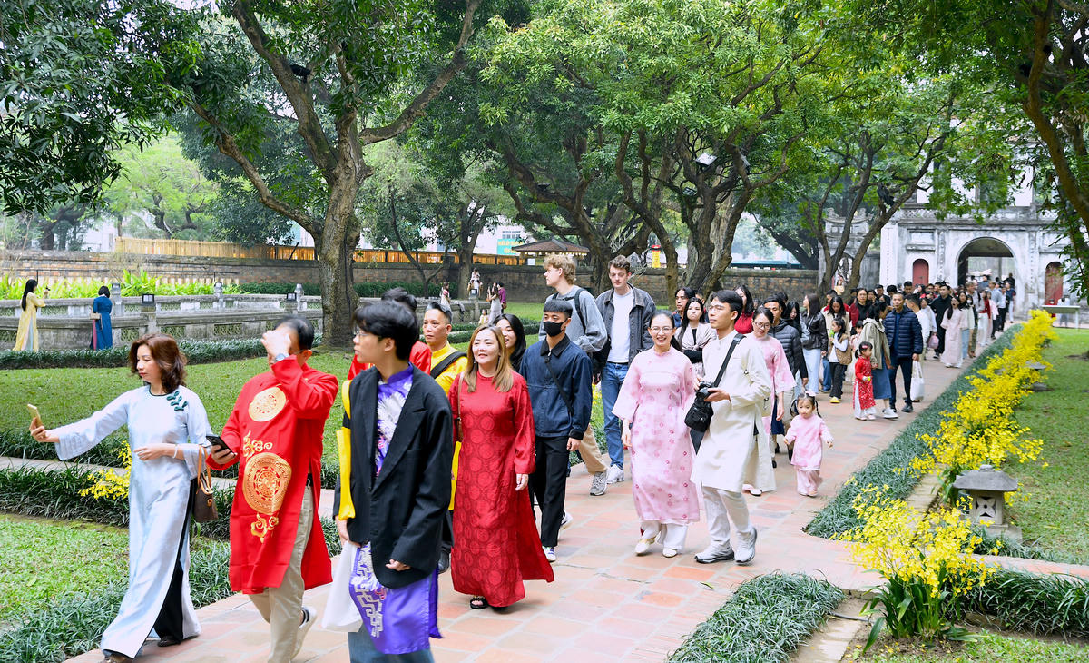 Trang phục áo dài xuất hiện nhiều trong không gian cổ kính của Văn Miếu, góp phần tôn vinh vẻ đẹp văn hóa truyền thống giữa nhịp sống hiện đại. Ảnh: Phạm Sỹ.