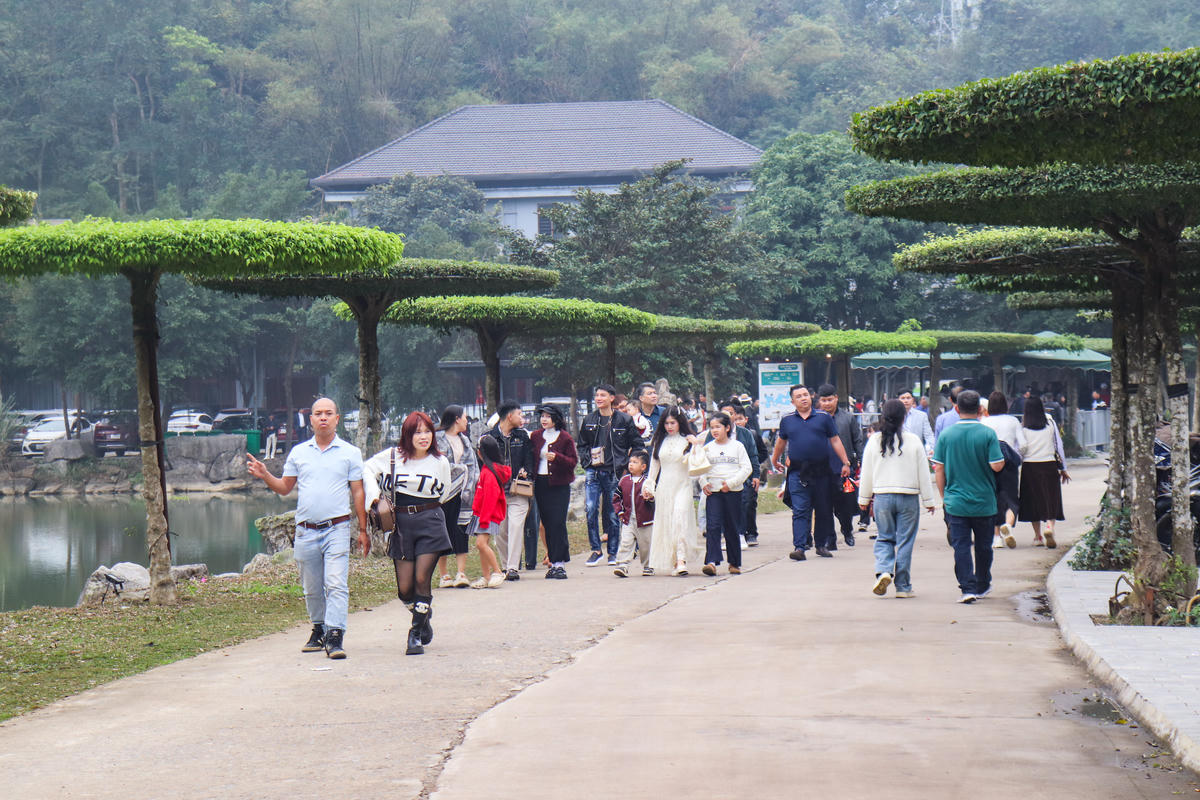 Tại khu du lịch sinh thái Thung Nham, có rất đông du khách tìm về để hưởng trọn không khí trong lành, thư thái mà thiên nhiên ban tặng. Ảnh: Đình Minh