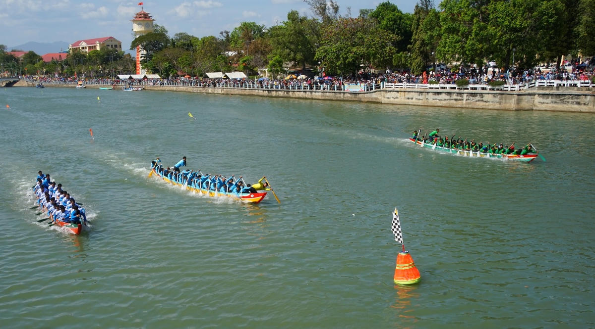 Lễ hội đua thuyền truyền thống hàng năm, của ngư dân vùng biển tại Lâm Đồng, trên Sông Cà Ty. Ảnh X.H