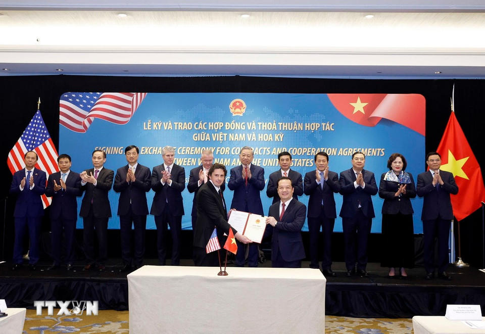 Tổng Bí thư Tô Lâm chứng kiến lễ trao giấy phép giữa Bộ Khoa học và Công nghệ và Công ty Starlink trao giấy phép cung cấp dịch vụ viễn thông có hạ tầng mạng (loại mạng viễn thông cố định vệ tinh) cho Công ty Trách nhiệm hữu hạn Starlink Services Việt Nam; giấy phép cung cấp dịch vụ viễn thông có hạ tầng mạng (loại mạng viễn thông di động vệ tinh) cho Công ty Trách nhiệm hữu hạn Starlink Services Việt Nam. (Ảnh: Thống Nhất/TTXVN)