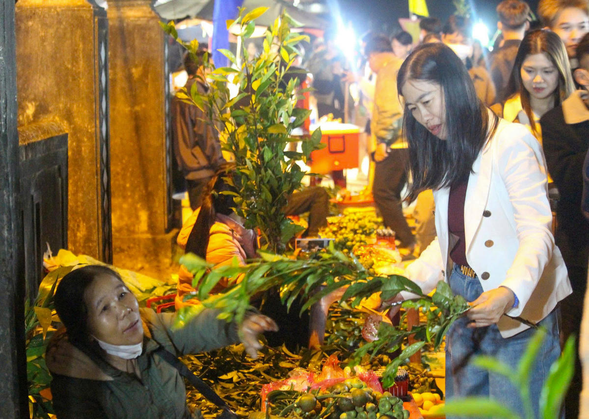 Tại phiên chợ, người dân địa phương thường bày bán các mặt hàng “cây nhà lá vườn”, như: chè xanh, cây phát tài, rau ngò thơm, mía, cau trầu, muối, bật lửa… ảnh: DL.
